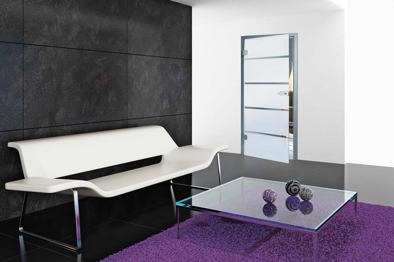 Salon moderne avec canapé, table en verre et porte design