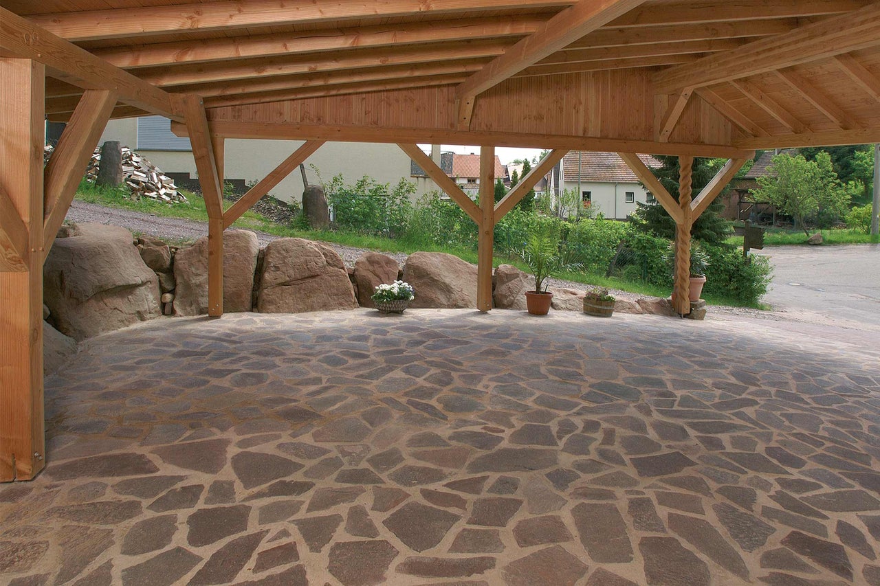 Carport en bois avec pavage en pierre naturelle et rocaille