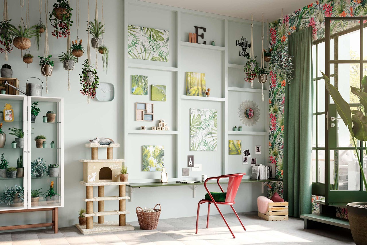 Un bureau lumineux avec des plantes, un bureau, une bibliothèque et un arbre à chat.