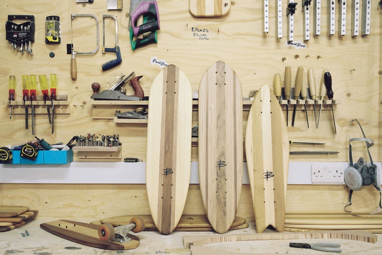 Atelier avec outils et planches à roulettes en bois