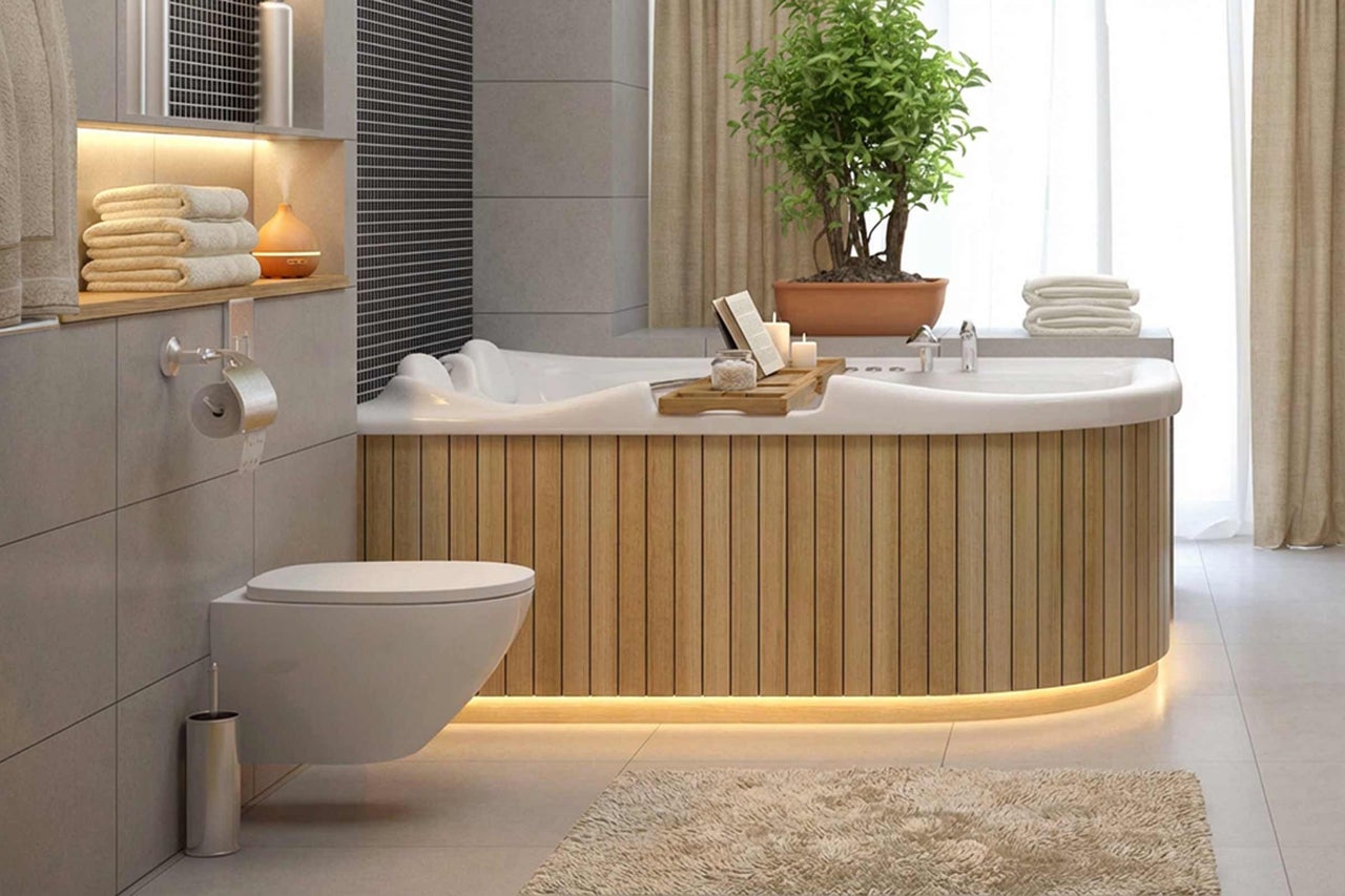 Salle de bains avec baignoire, toilettes et décorations pour une atmosphère relaxante