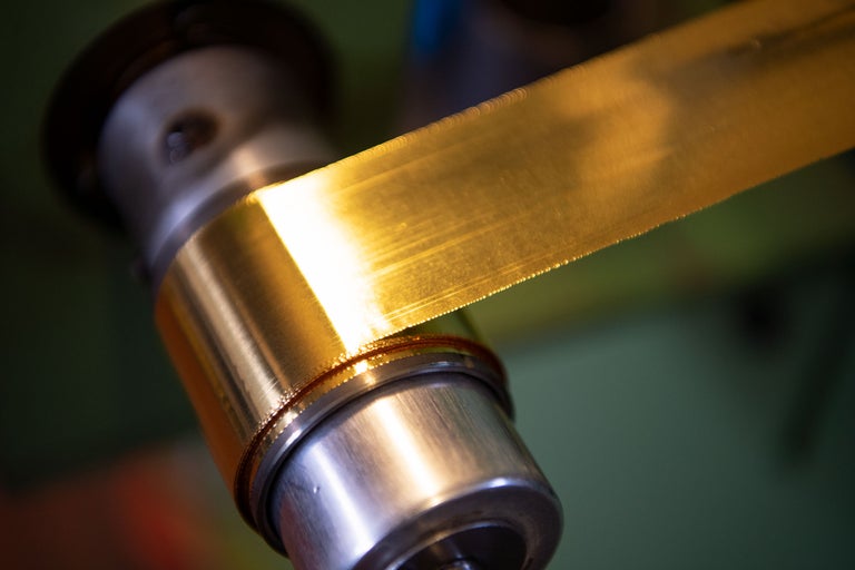 Nahaufnahme eines Metallwickels mit Klebeband