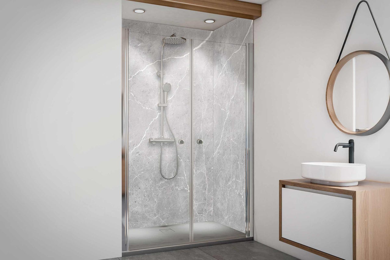 Salle de bain avec cabine de douche, lavabo et miroir