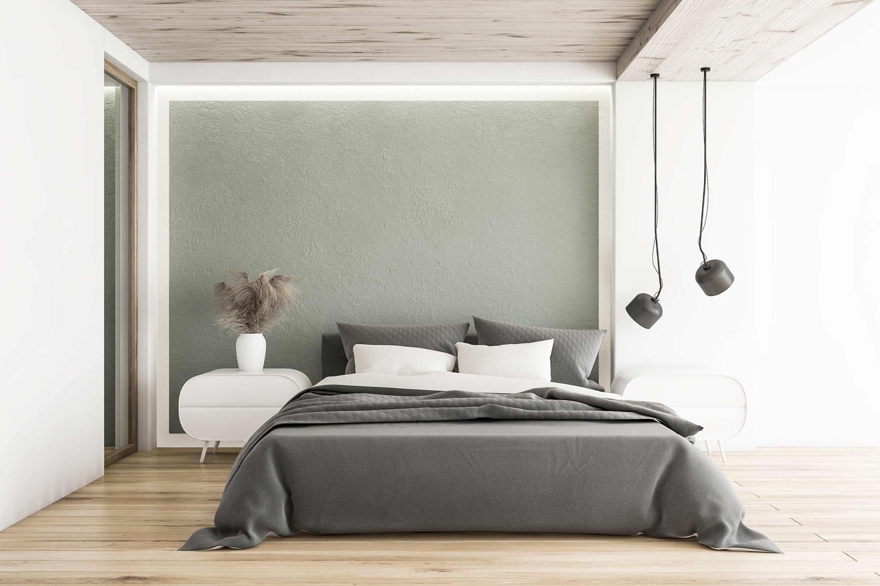 Chambre à coucher avec lit, tables de chevet et suspensions
