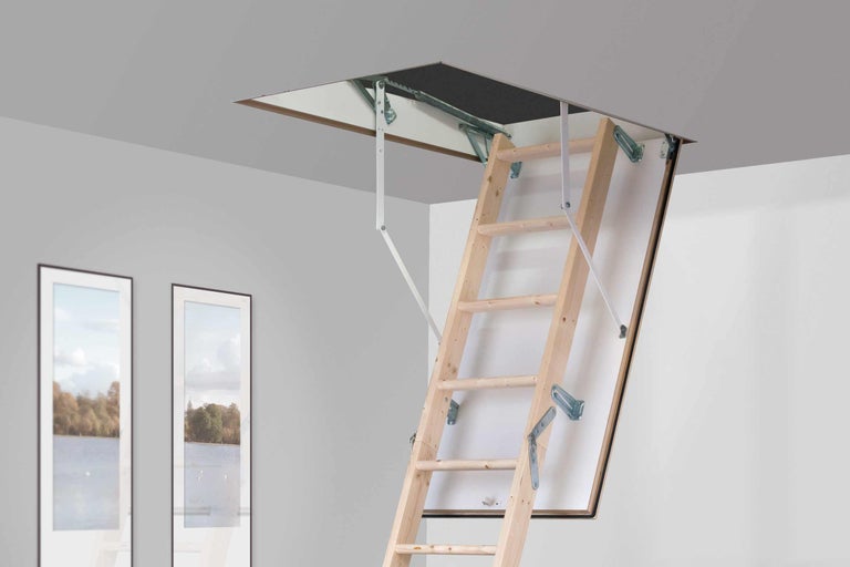 Ausgeklappte Bodentreppe aus Holz in einem Raum.