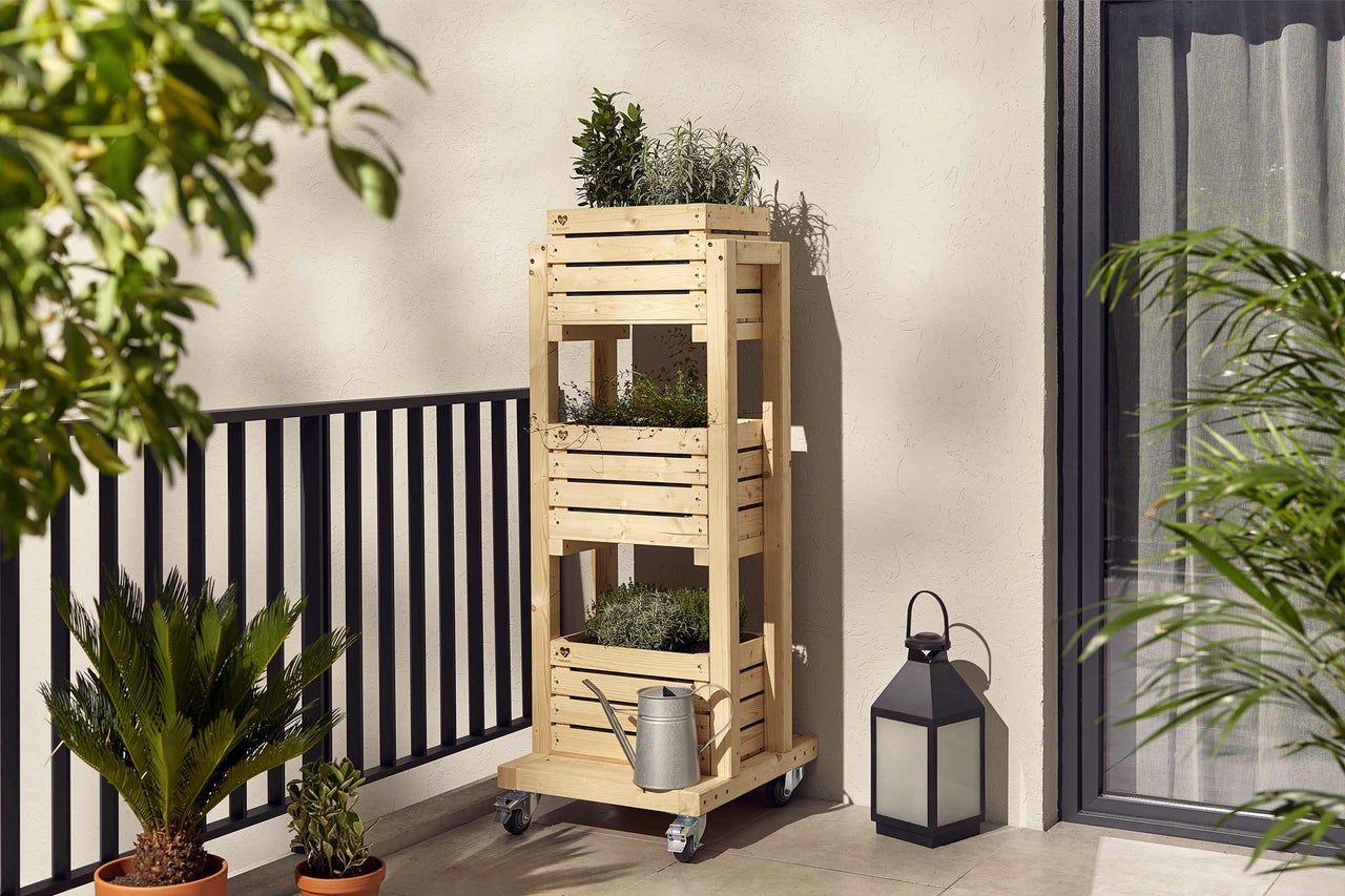 Étagère à plantes en bois à trois niveaux avec roulettes pour balcon avec arrosoir et lanterne