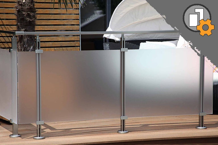 Habillage de balcon en verre satiné avec cadre en aluminium sur une terrasse