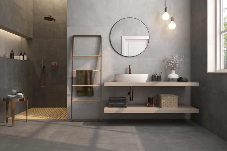 Salle de bain lumineuse avec lavabo, miroir, porte-serviettes et douche.