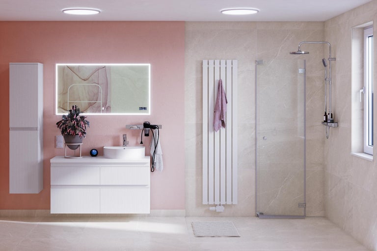 Salle de bain lumineuse avec douche, lavabo, miroir et radiateur