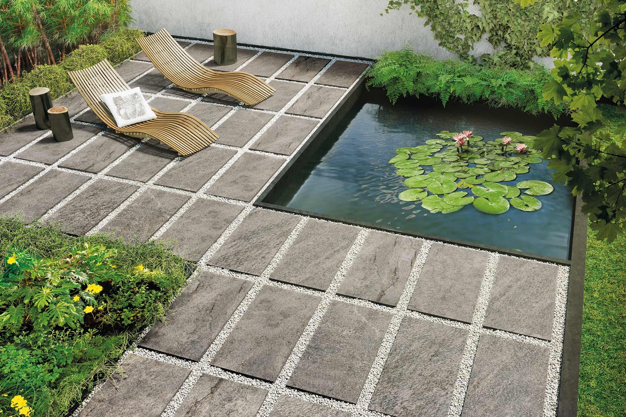 Scène de jardin avec dalles de terrasse, joints de gravier, bassin, chaises longues et plantations