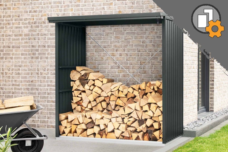 Abri à bois rempli de bois de chauffage