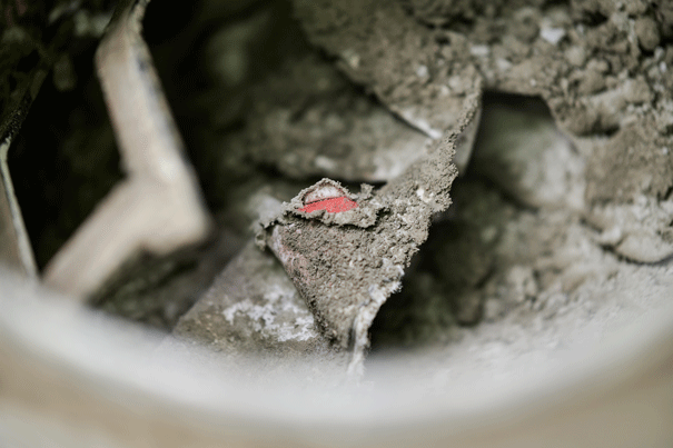 Gros plan d'une bétonnière sale.