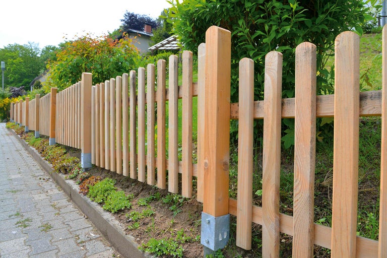 Clôture en bois le long d'un chemin dans le jardin.