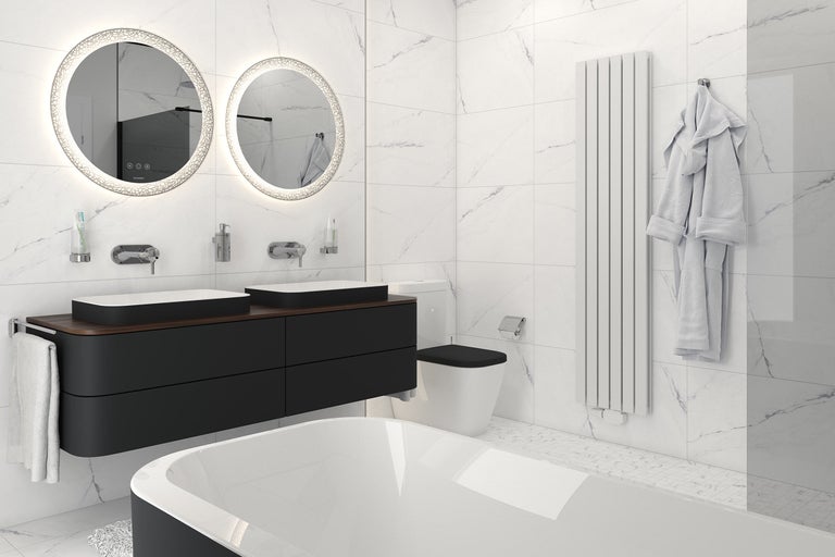 Modernes Badezimmer mit Doppelwaschtisch, runden Spiegeln mit Beleuchtung, Heizkörper und Badewanne.
