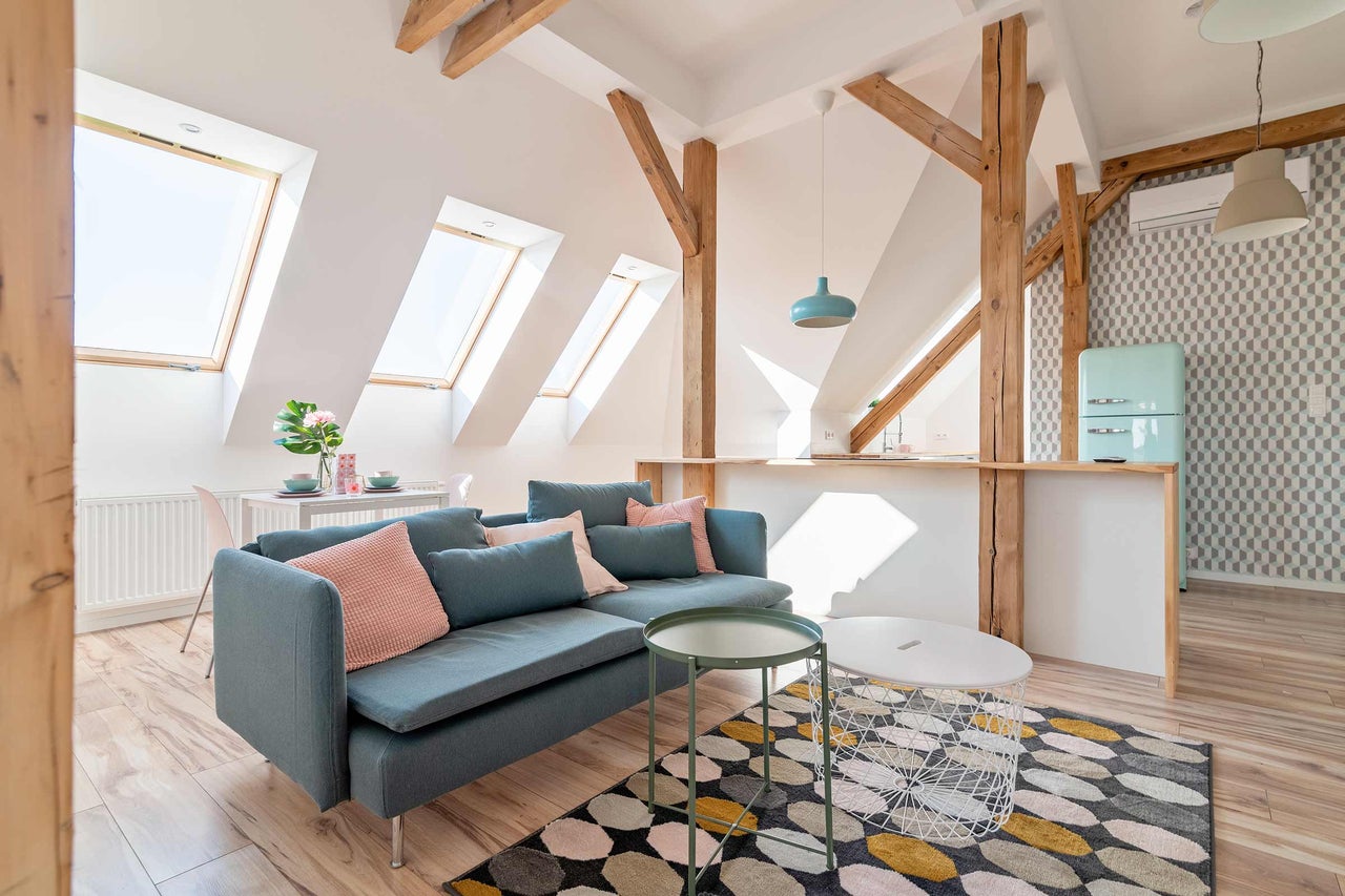 Salon lumineux avec canapé, tapis et éléments en bois