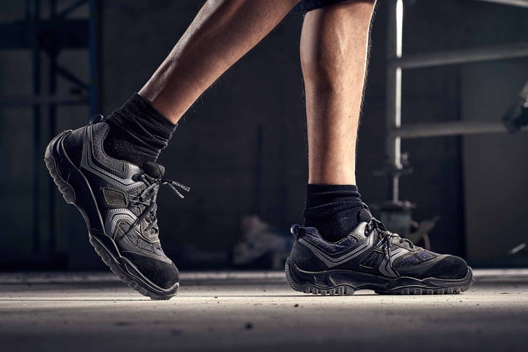 Gros plan de chaussures de travail aux pieds d'une personne