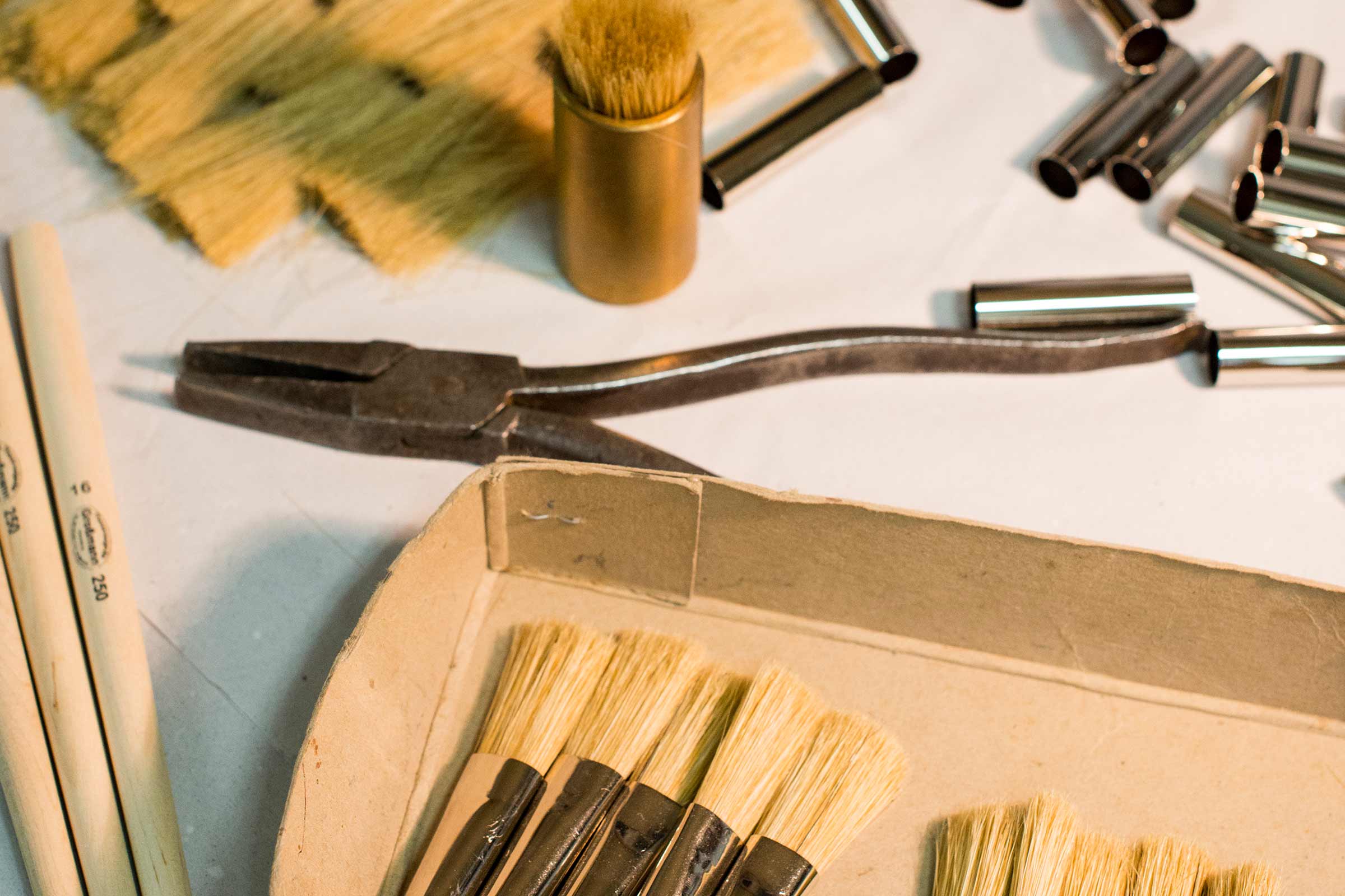 Malpinsel, Pinselreiniger, Zange und Hülsen für Pinsel