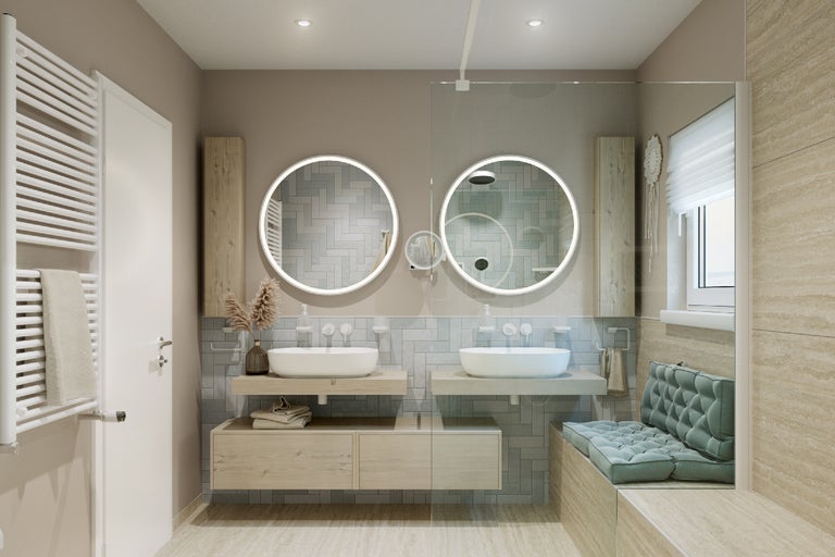 Modernes Badezimmer mit Waschtischen, runden Spiegeln mit Beleuchtung, beheiztem Handtuchhalter und Sitzbank