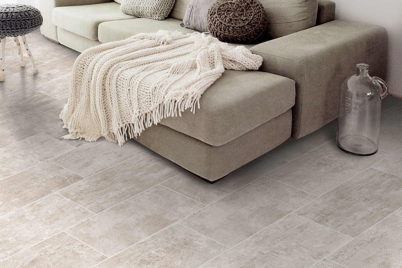 Carrelage de sol dans le salon avec canapé et décoration