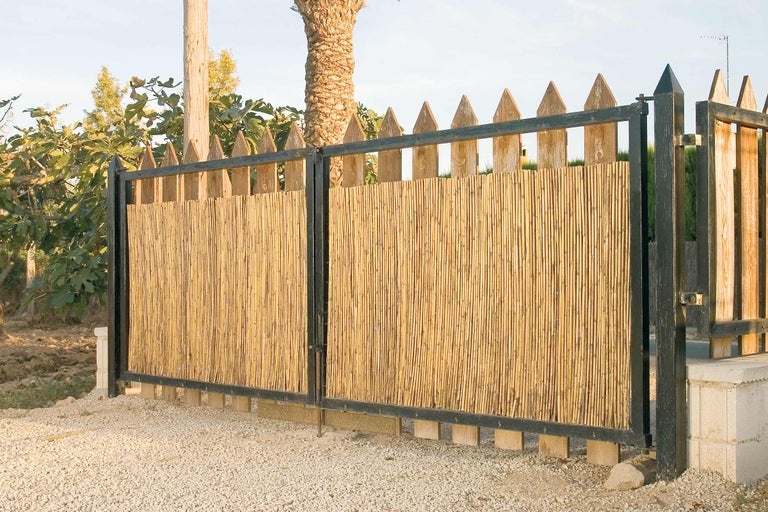 Portail de jardin avec revêtement en bambou et détails en bois