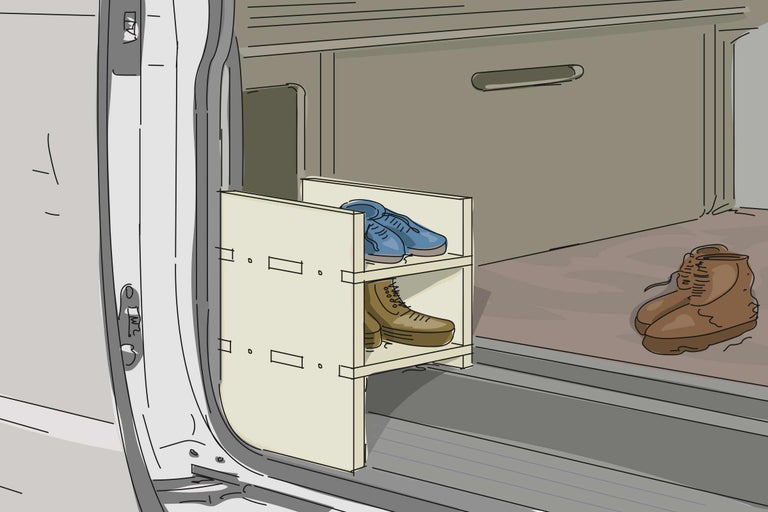 Scène dans l'espace de chargement d'une camionnette avec une étagère contenant des chaussures et des bottes