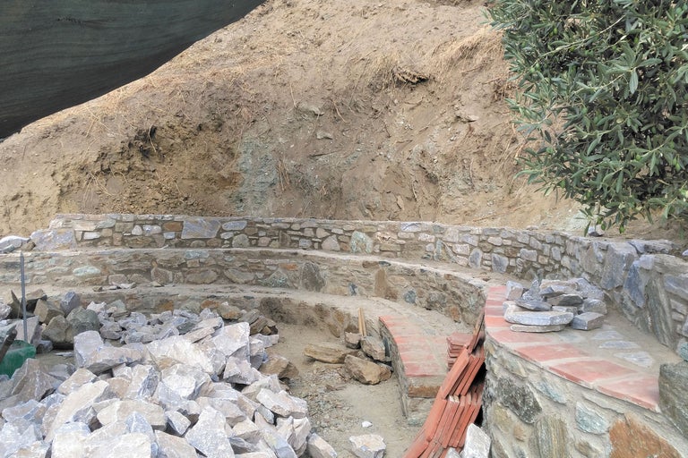 Mehrstufige Steinmauer mit loser Steinanordnung in Hanglage