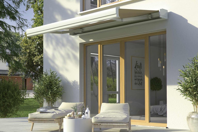 Terrasse mit Markise, Liegestühlen und Tisch