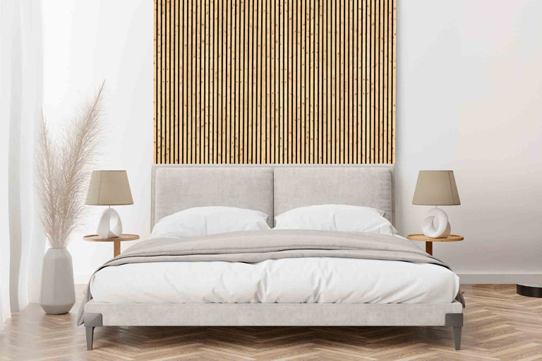 Chambre à coucher avec panneaux acoustiques sur le mur derrière le lit