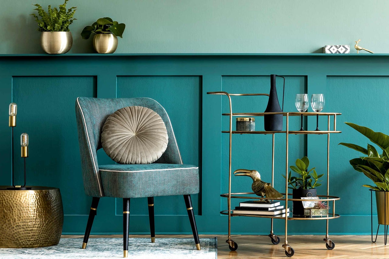 Ambiance d'habitation décorative avec fauteuil, table d'appoint et chariot de bar