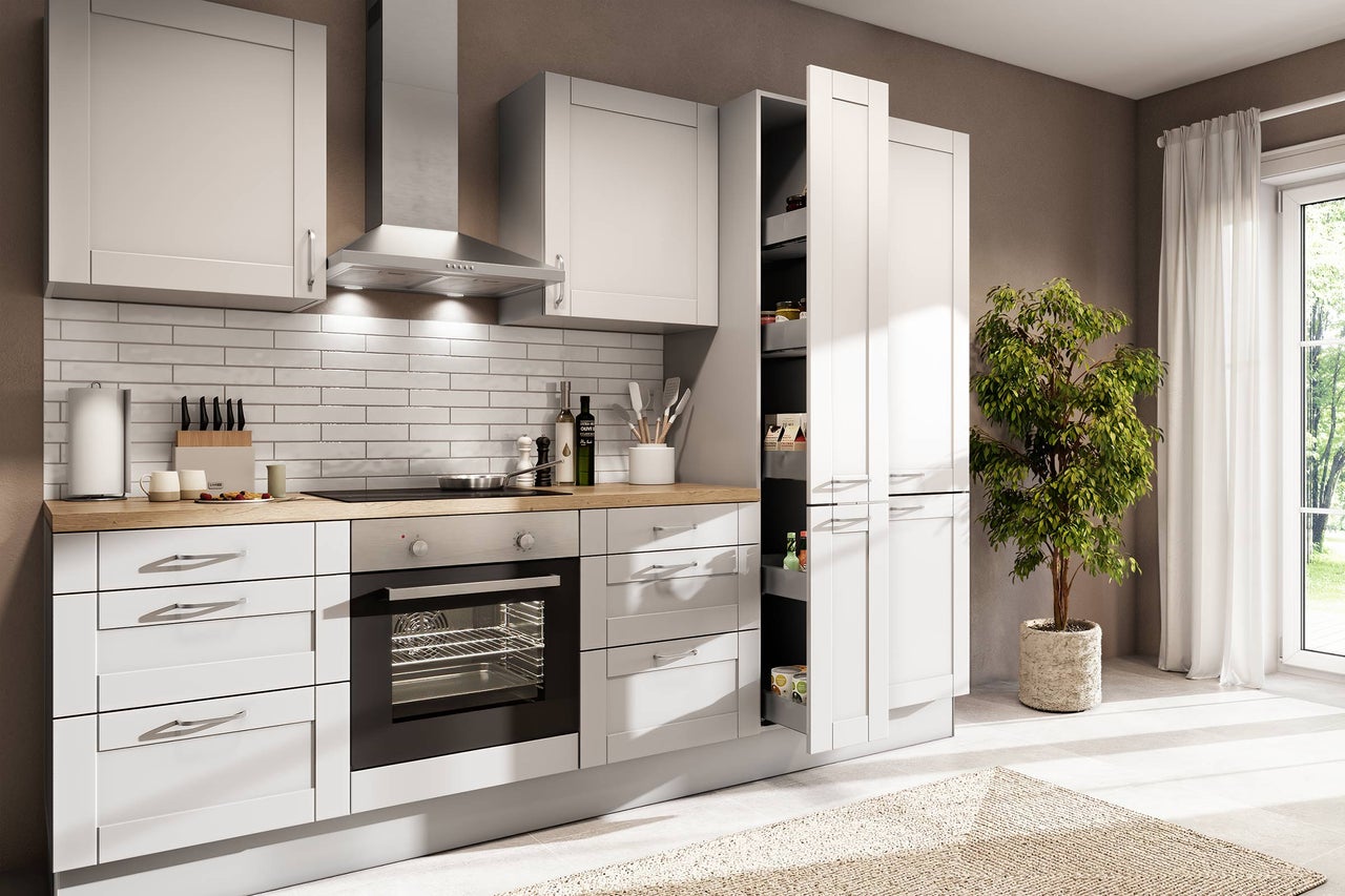 Cuisine intégrée moderne et lumineuse avec meubles blancs, plan de travail en bois, hotte en acier inoxydable et armoire à provisions ouverte.
