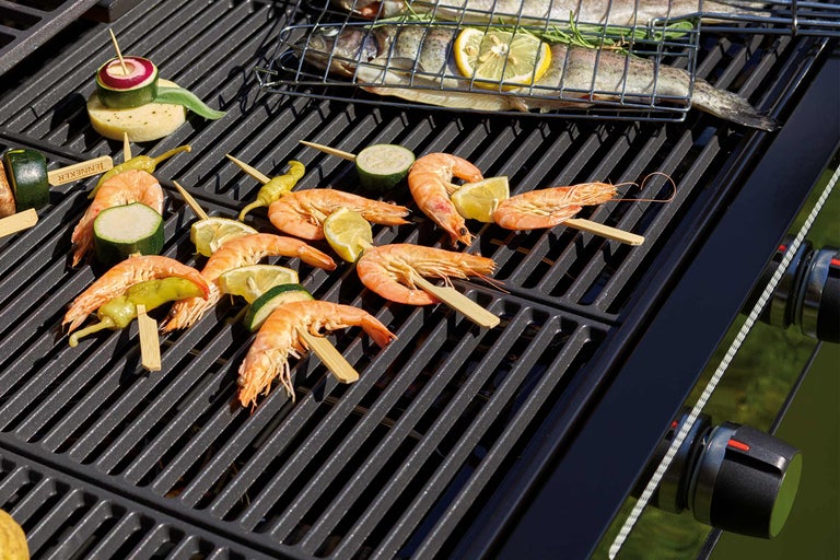 Barbecue avec crevettes, poisson et légumes sur brochettes