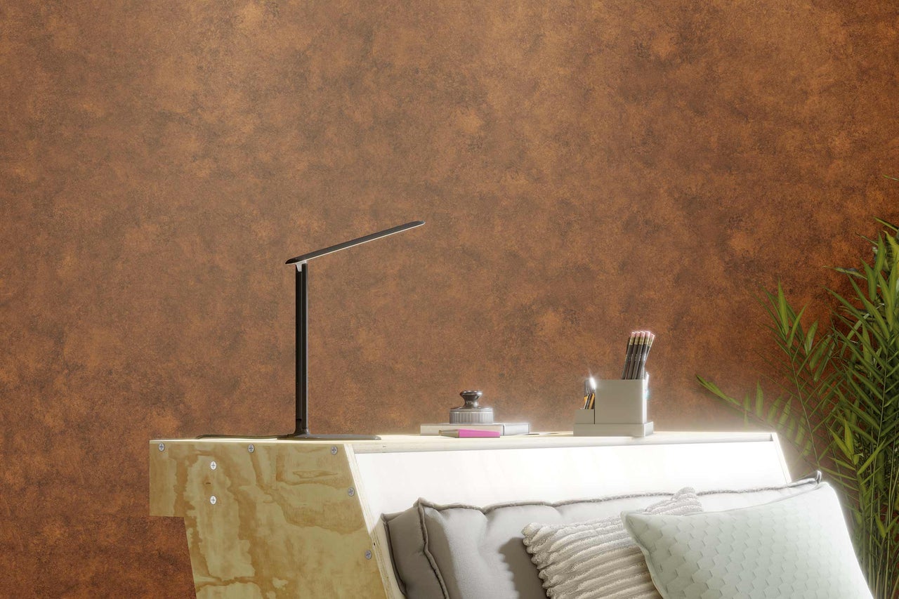 Scène avec lampe de bureau, pot à crayons et décoration sur une table de chevet
