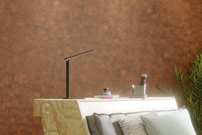 Scène avec lampe de bureau, pot à crayons et décoration sur une table de chevet