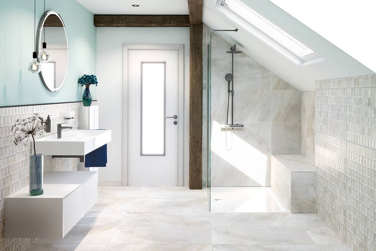 Badezimmer mit Dusche, Waschbecken, Spiegel und Fliesen