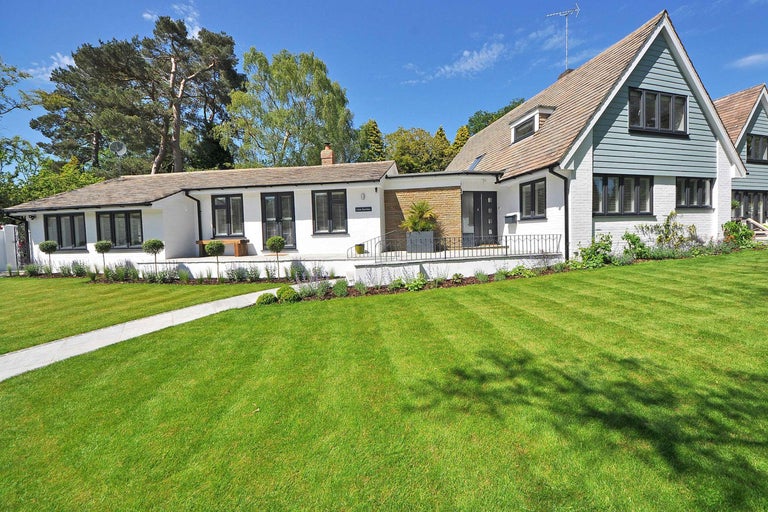 Vue d'une maison avec jardin et pelouse