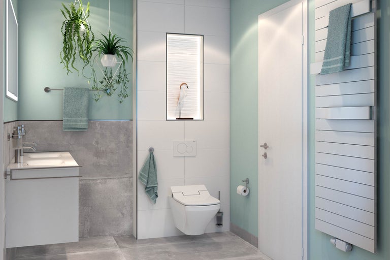 Helles Badezimmer mit Waschbecken, Toilette, Handtuchwärmer und dekorativen Elementen wie Pflanzen und einer Skulptur.