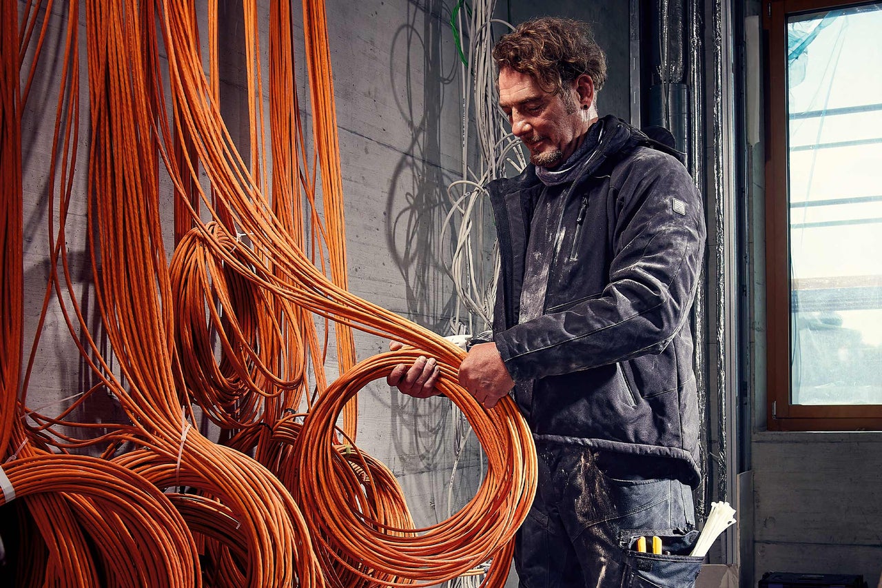 Elektriker mit einem Bündel Elektrokabel