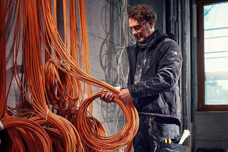 Électricien avec un faisceau de câbles électriques