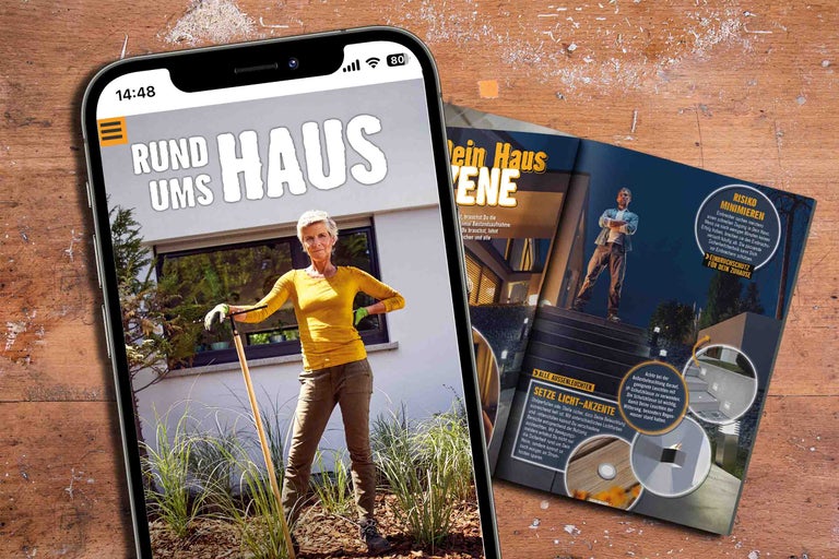 Un smartphone avec le magazine Hornbach Rund ums Haus et un numéro ouvert du magazine sont posés sur une table en bois.