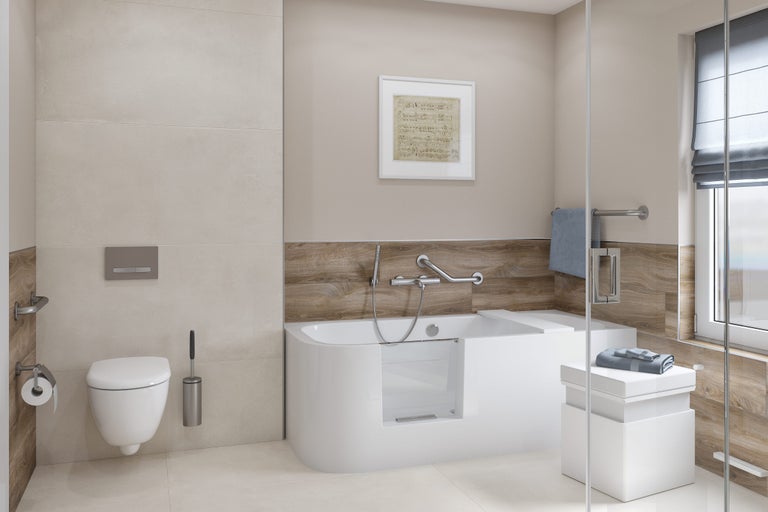 Salle de bains lumineuse avec baignoire de plain-pied, toilettes et lambris en bois