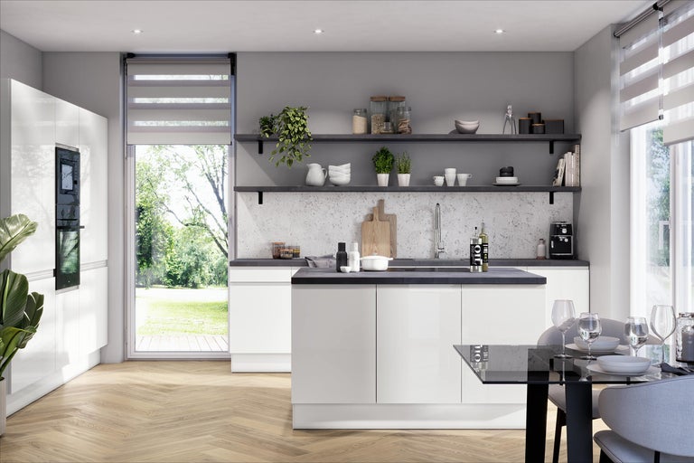 Cuisine moderne lumineuse avec façades blanches brillantes, îlot central, plan de travail sombre, étagères ouvertes et parquet à chevrons.