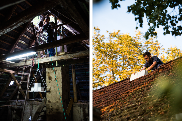 Zweiteiliges Bild: Dachboden mit Mann, der Baumaterial hochzieht; Mann auf Dach mit Baumaterial.