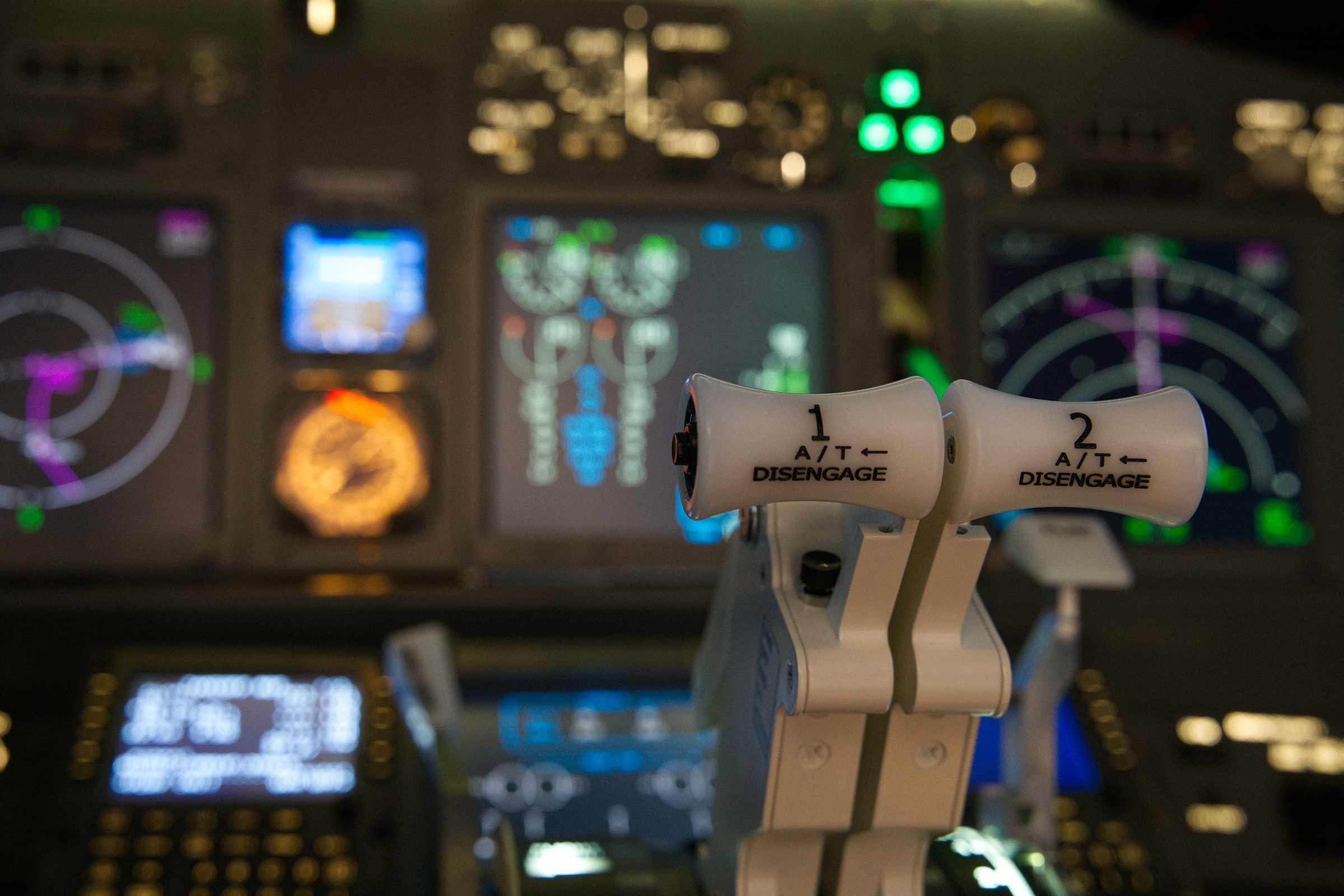 Flugzeugcockpit mit Instrumenten und Bedienelementen