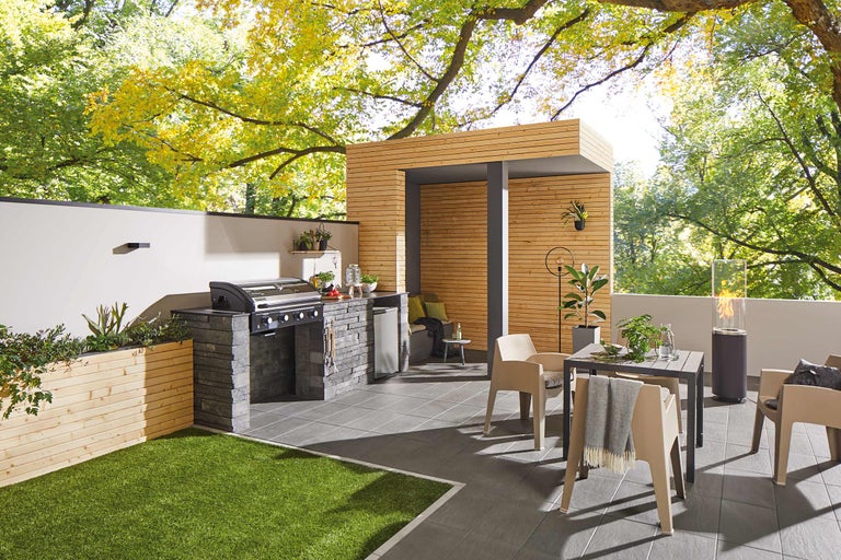 Espace extérieur avec barbecue, coin salon et revêtement en bois