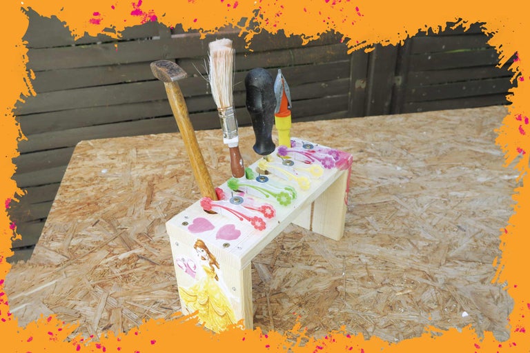 Établi avec marteau, pinceau et poinçon