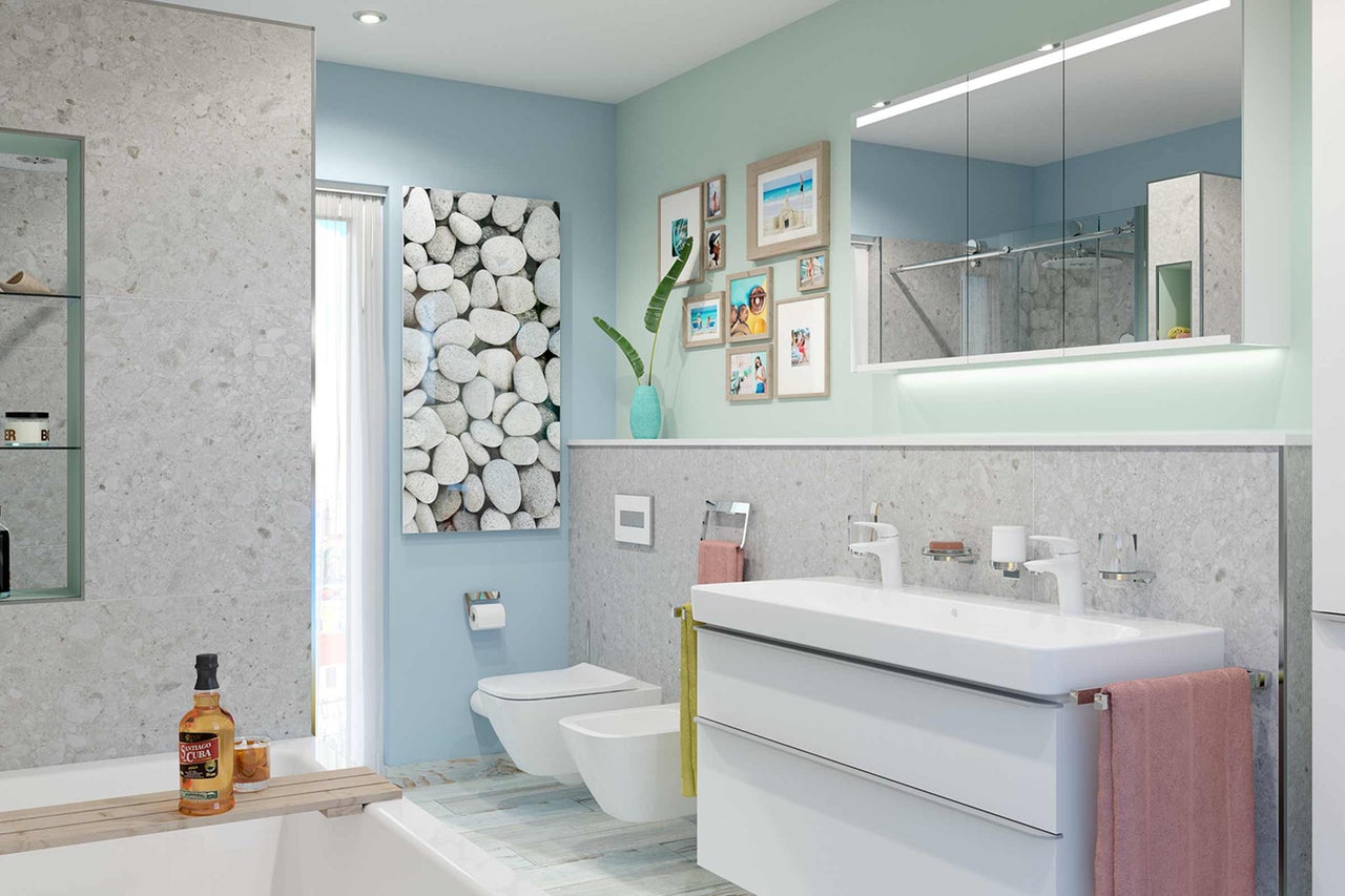 Salle de bain moderne avec WC, bidet, lavabo, miroir et baignoire