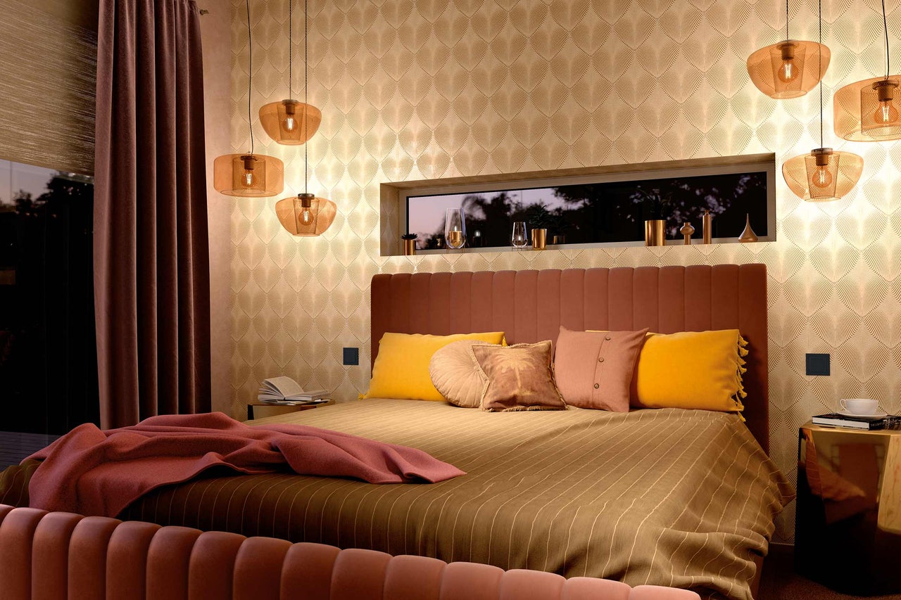 Chambre à coucher avec lit, tables de chevet et suspensions
