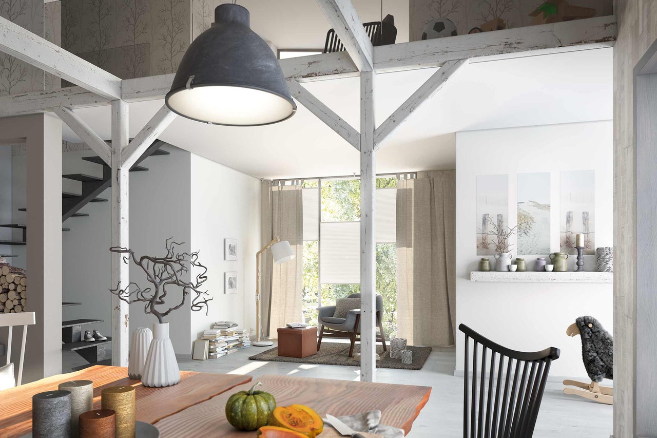 Salon lumineux avec éléments en bois, rideaux et meubles