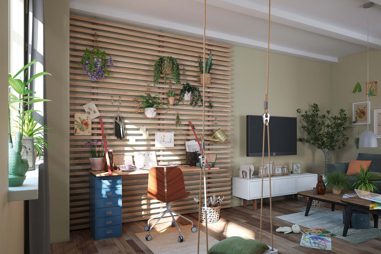Salon lumineux avec bureau, lambris en bois, plantes suspendues et télévision