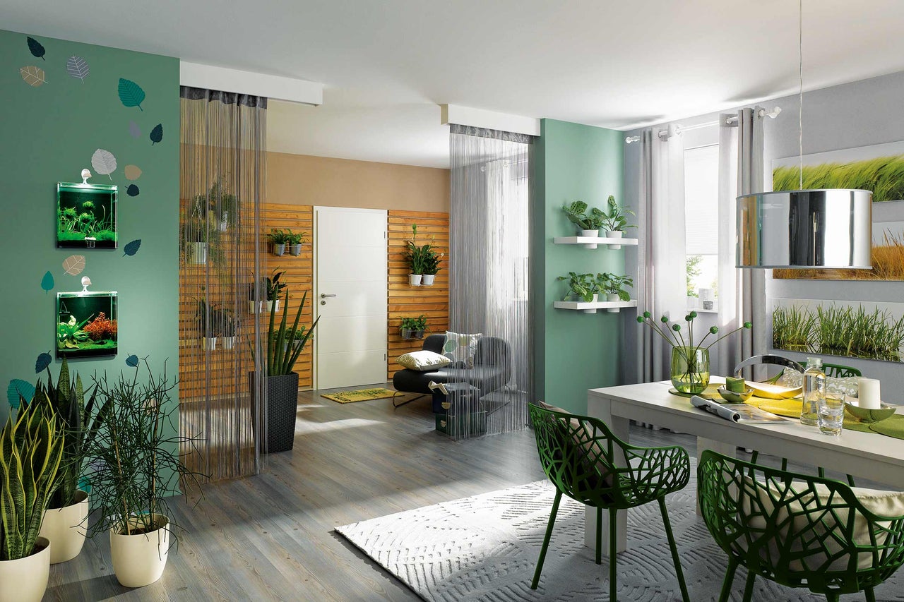 Espace de vie avec table à manger, chaises, plantes et décoration